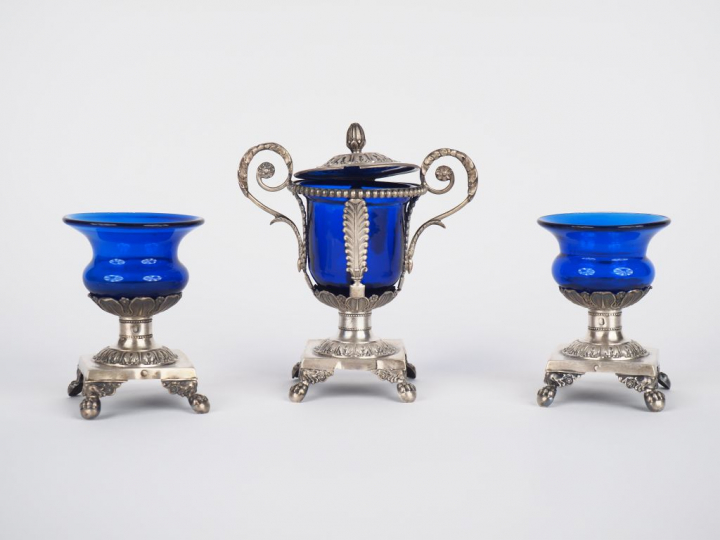 Garniture de table Restauration en argent, poinçon Vieillard, à décor 