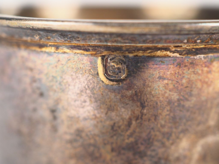 - une petite timbale en argent lisse, poinçon Minerve. H. 5,5 cm - une