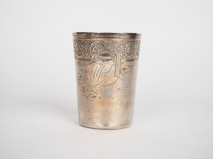Grande timbale en argent, poinçon Minerve, à décor d'une frise de rinc