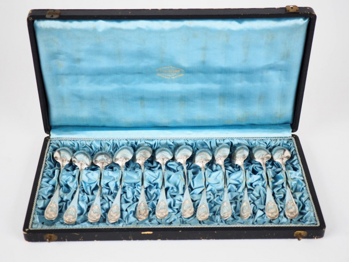 Suite de douze petites cuillères en argent, poinçon Minerve, modèle à 