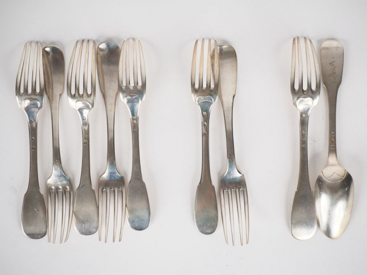 Ensemble comprenant : - cinq fourchettes en argent, poinçon Vieillard 