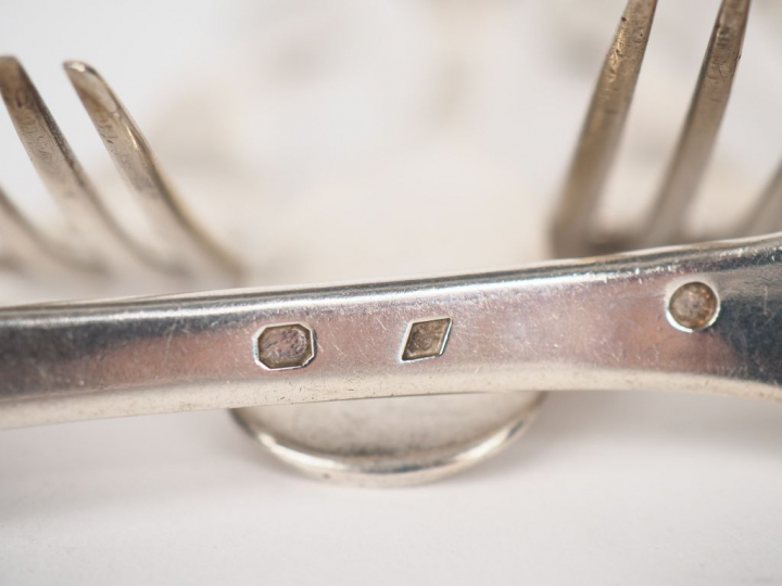 Ensemble comprenant : - cinq fourchettes en argent, poinçon Vieillard 