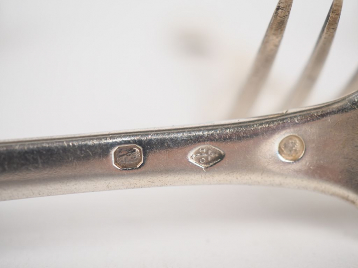 Ensemble comprenant : - cinq fourchettes en argent, poinçon Vieillard 