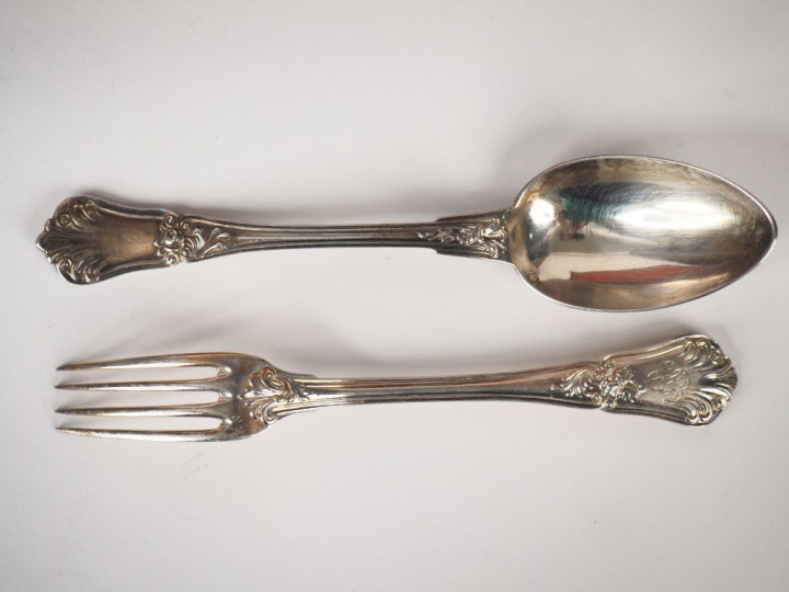 Suite de dix-huit couverts à entremets de style rocaille en argent, po