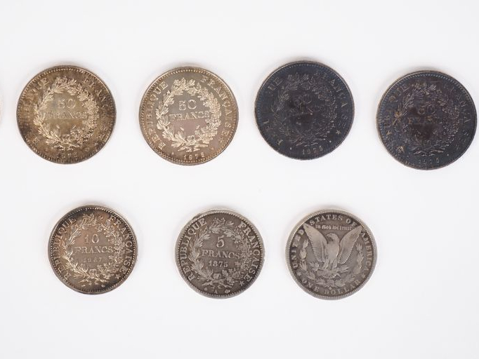 - six pièces de 50 Francs en argent, 1974 et 1975 (x5). - une pièce de