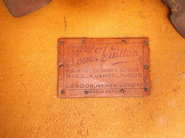 Louis VUITTON, année 1927  MALLE "Wardrobe" en toile enduite LV au poc