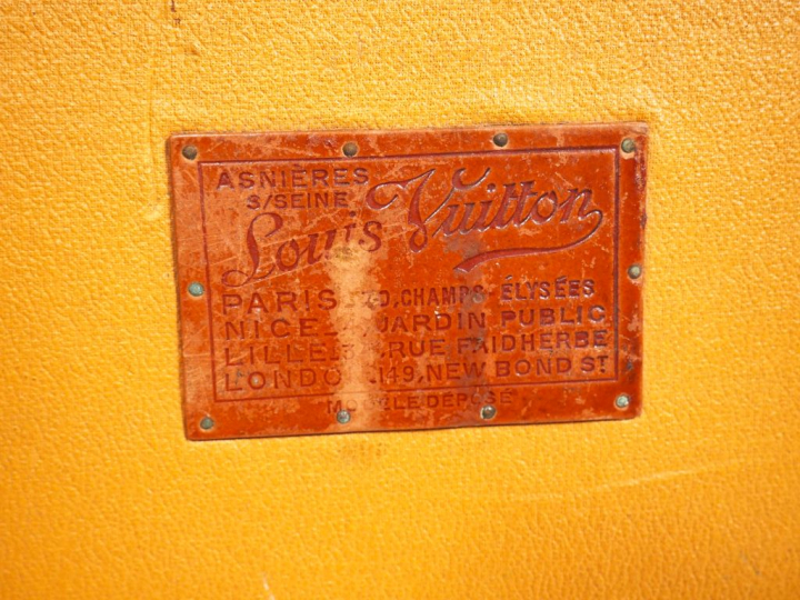 Louis VUITTON, année 1927  MALLE "Wardrobe" en toile enduite LV au poc