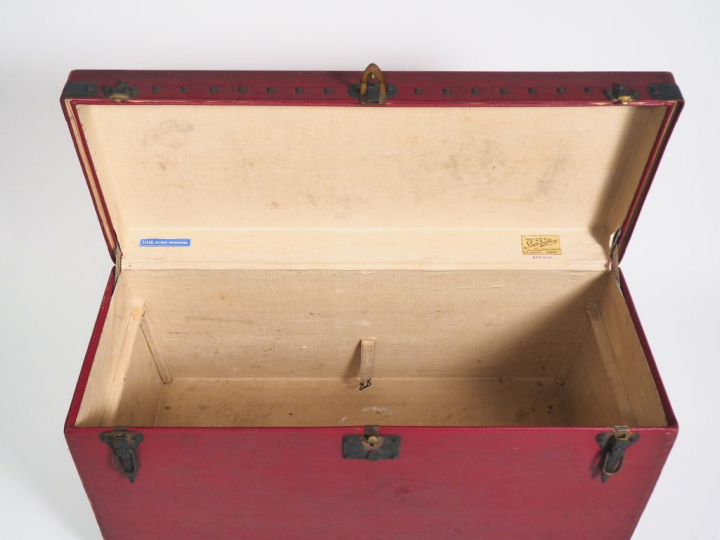 Louis VUITTON. Malle de voiture en vuittonite rouge, monogrammée A. L.