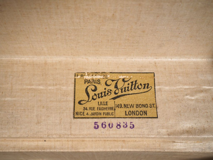 Louis VUITTON. Malle de voiture en vuittonite rouge, monogrammée A. L.