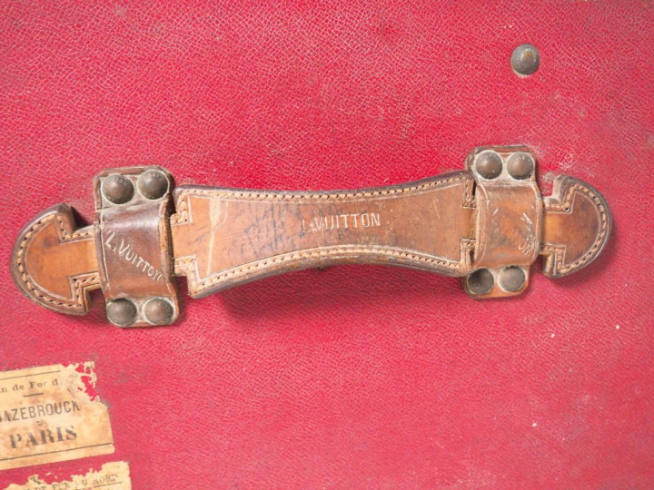 Louis VUITTON. Malle de voiture en vuittonite rouge, monogrammée A. L.