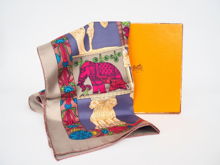 HERMES. "Bestiaire de l'Inde". Foulard en soie dans sa boite, signé.