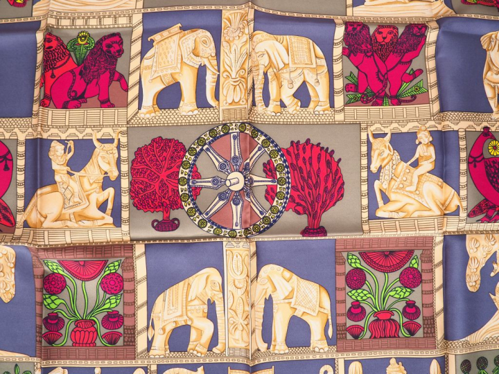 HERMES. "Bestiaire de l'Inde". Foulard en soie dans sa boite, signé.