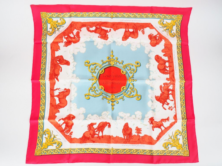 HERMES. "Courbettes   Cabrioles". Foulard en soie dans sa boite, signé