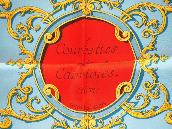 HERMES. "Courbettes   Cabrioles". Foulard en soie dans sa boite, signé