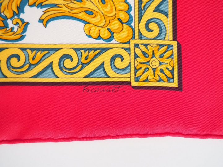 HERMES. "Courbettes   Cabrioles". Foulard en soie dans sa boite, signé