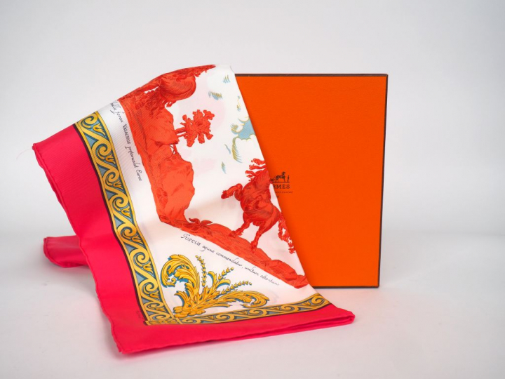 HERMES. "Courbettes   Cabrioles". Foulard en soie dans sa boite, signé