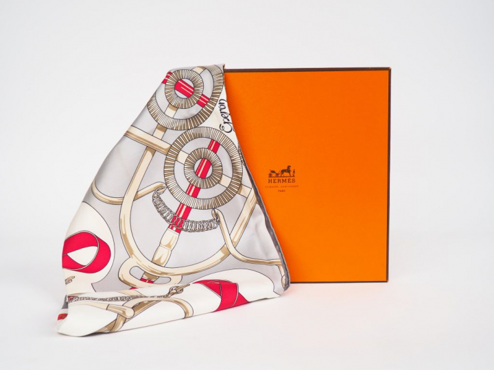 HERMES. ''Eperon d'or".  Foulard en soie dans sa boite, signé.