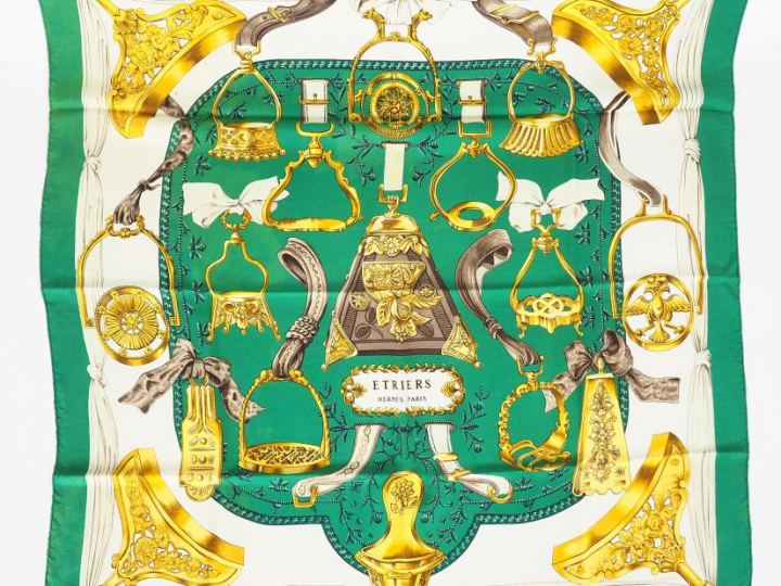 HERMES. "Etriers". Foulard en soie, signé.