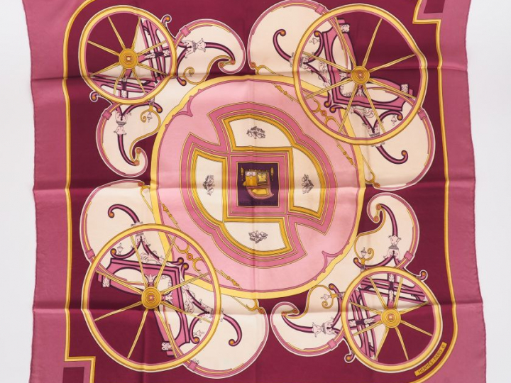 HERMES. "Washington's carriage" Foulard en soie dans sa boite, signé. 