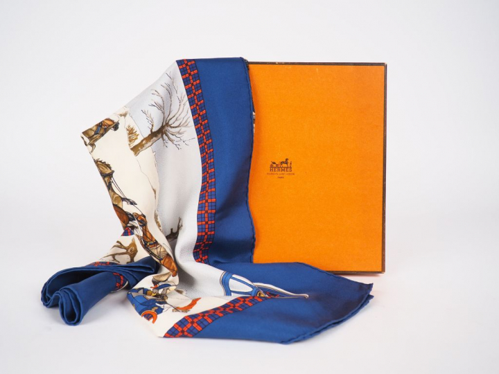 HERMES."L'hiver en poste". Foulard en soie dans sa boite, signé.
