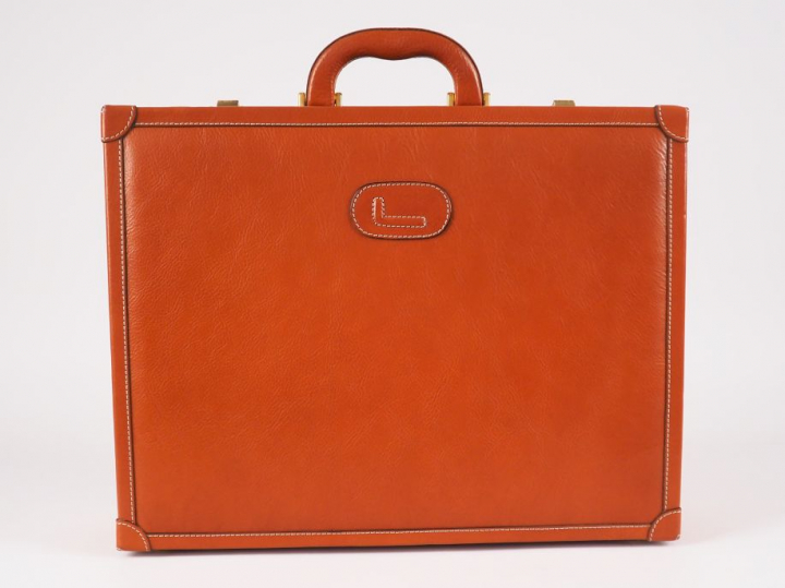 LANCEL. Attaché case en cuir fauve, signé.