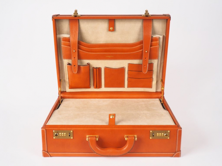 LANCEL. Attaché case en cuir fauve, signé.