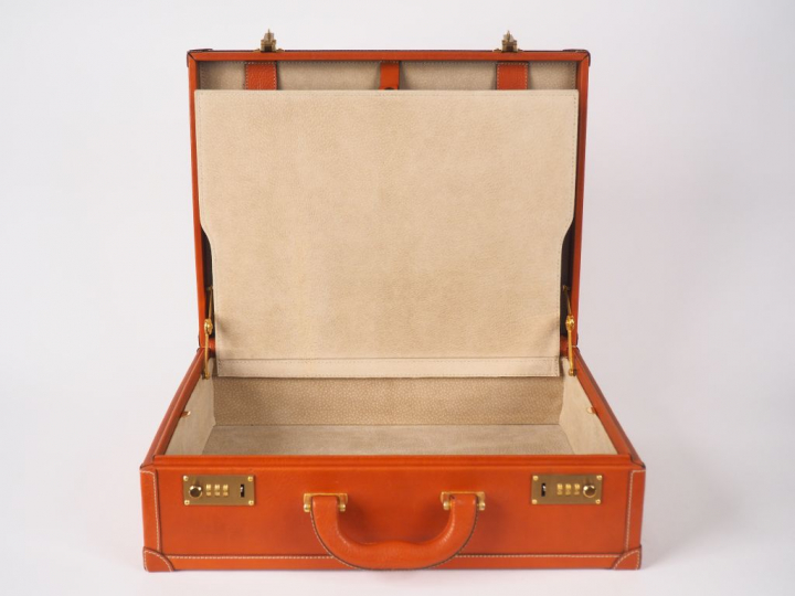 LANCEL. Attaché case en cuir fauve, signé.