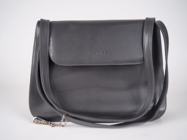 LANCEL Sac à main en cuir gris, signé.
