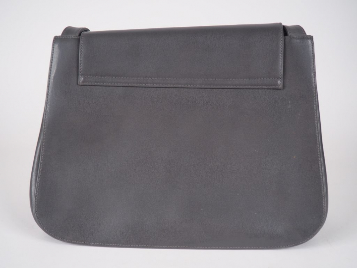 LANCEL Sac à main en cuir gris, signé.