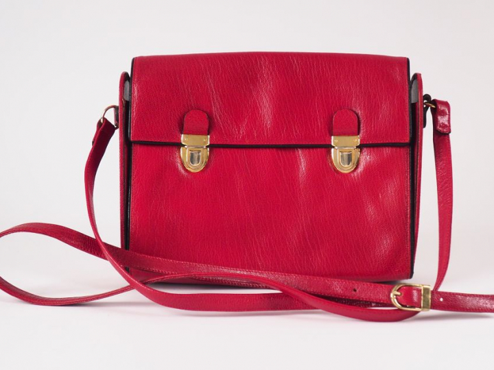 LA BAGAGERIE. Petit sac à main en cuir rouge. Signé