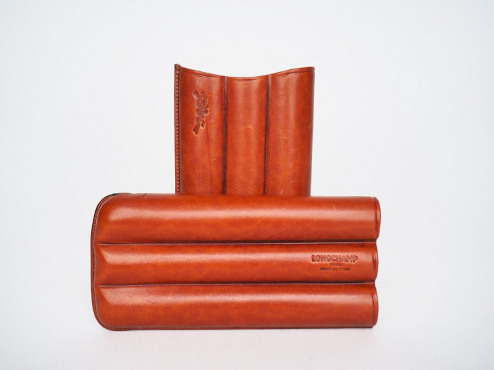 LONGCHAMP. Etui à cigare en cuir fauve, signé. Dim. 16,5 x 8 cm.