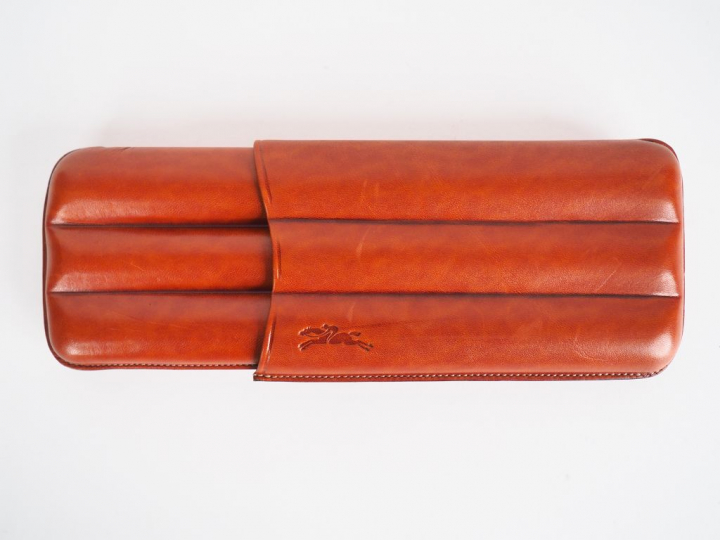 LONGCHAMP. Etui à cigare en cuir fauve, signé. Dim. 16,5 x 8 cm.