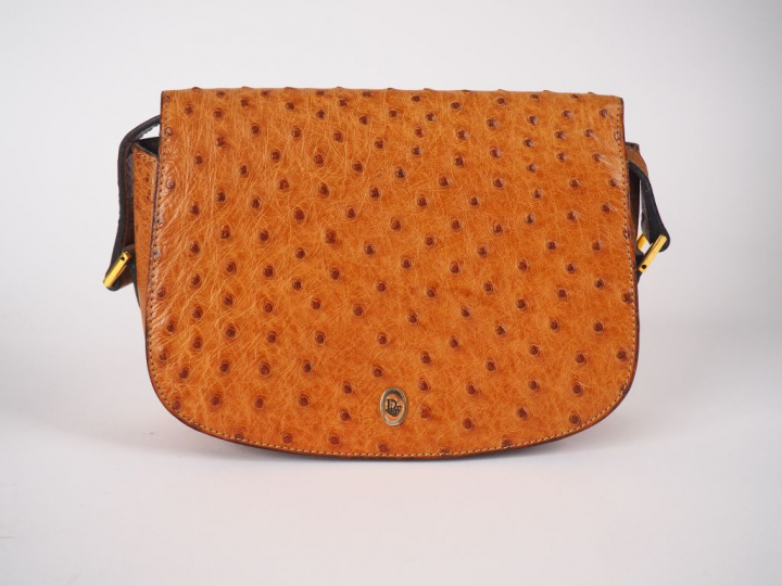 Christian DIOR. Petit sac à main en cuir gaufré marron. Signé.