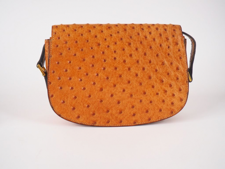 Christian DIOR. Petit sac à main en cuir gaufré marron. Signé.