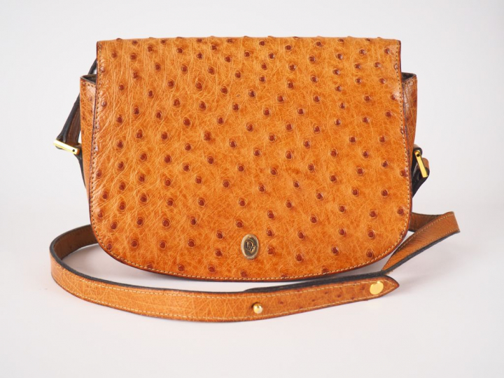 Christian DIOR. Petit sac à main en cuir gaufré marron. Signé.