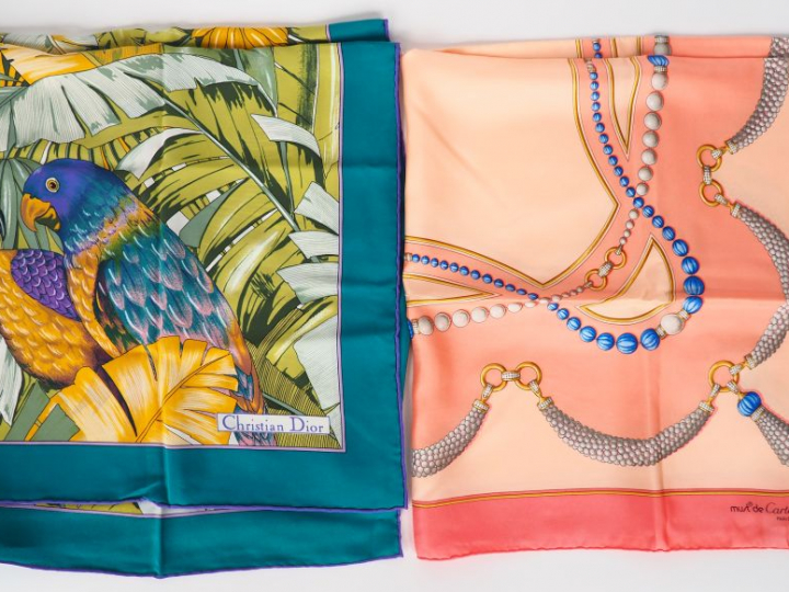 Lot de deux foulards en soie : Christian Dior Must de Cartier
