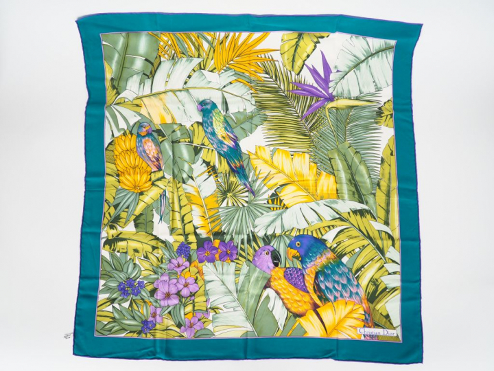 Lot de deux foulards en soie : Christian Dior Must de Cartier