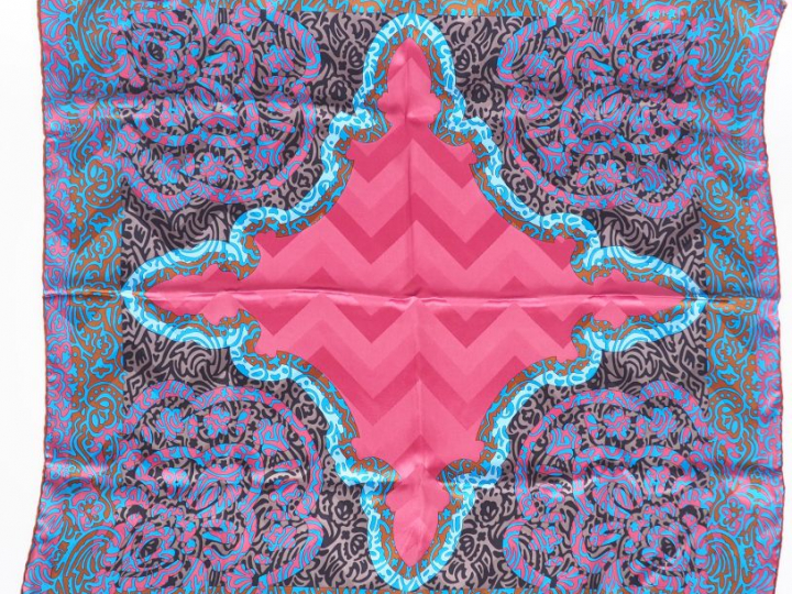 Lot de deux foulards en soie signés : Lanvin Christian Lacroix