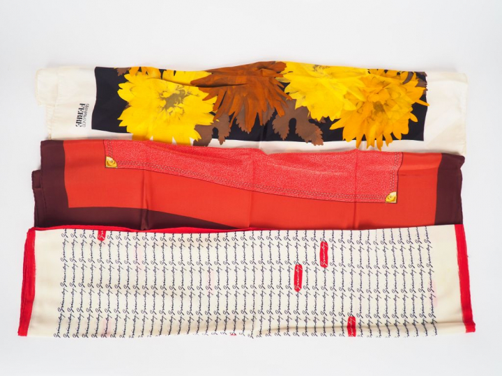 Trois différents foulards en soie, signés : Givenchy Gianfranco Ferré 