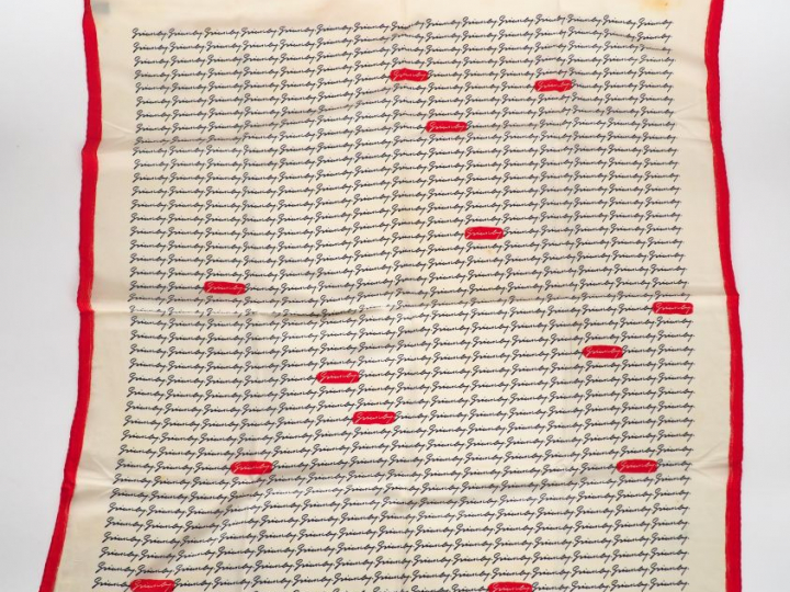 Trois différents foulards en soie, signés : Givenchy Gianfranco Ferré 