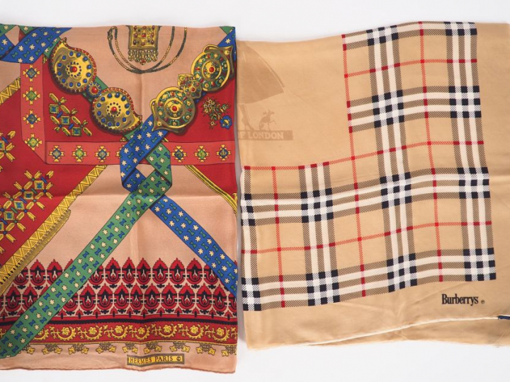Lot de deux foulards en soie, signés : Burberry's Abadie