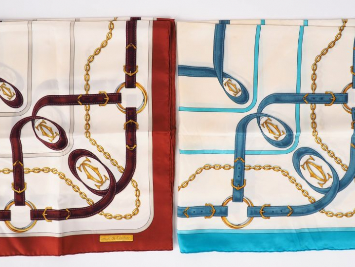 CARTIER, Must de.  Lot de deux foulards (tâches).