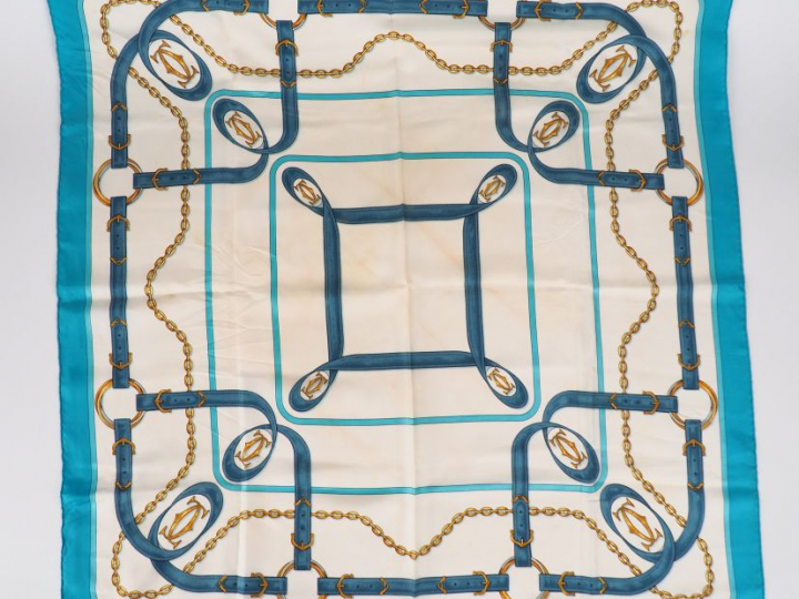 CARTIER, Must de.  Lot de deux foulards (tâches).
