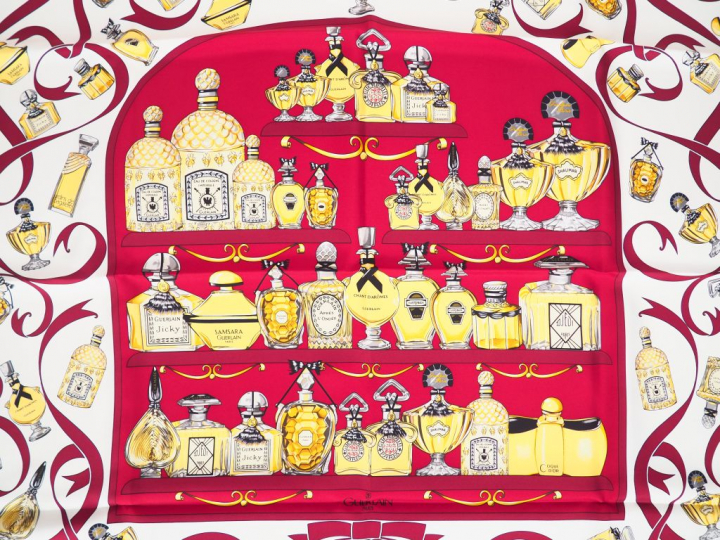 GUERLAIN. "Flacons de parfum". Foulard en soie dans sa boite, signé.