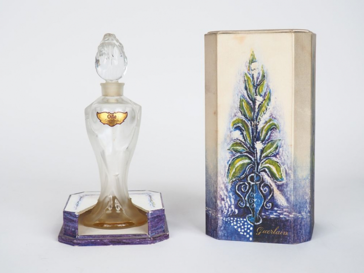 GUERLAIN. "Ode". Flacon en cristal de Baccarat dans son coffret en soi