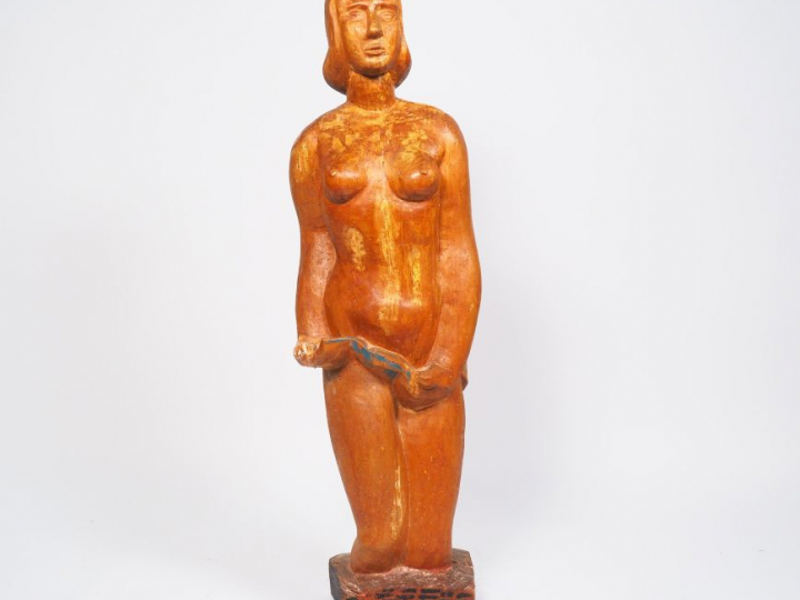 Ecole française XXème  "Jeune femme nue" Sculpture en bois. H. 122 cm