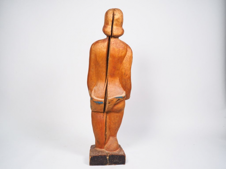 Ecole française XXème  "Jeune femme nue" Sculpture en bois. H. 122 cm