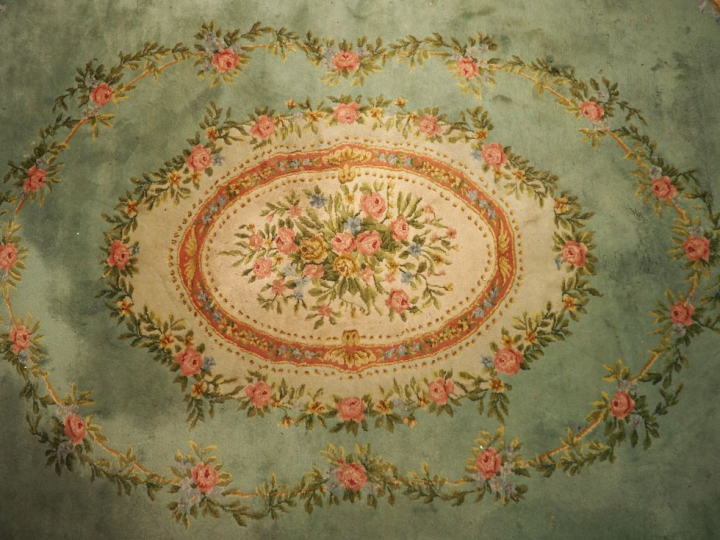 Grand tapis en laine de style Louis XVI à décor de guirlandes de fleur