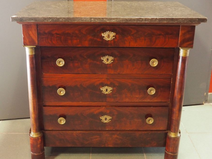Petite commode de style Empire en acajou et placage d'acajou, ouvrant 