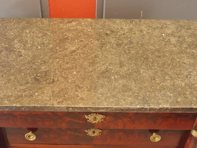 Petite commode de style Empire en acajou et placage d'acajou, ouvrant 